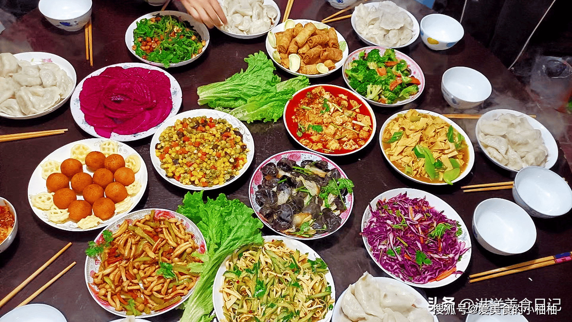 原创东北7兄弟晒年夜饭最后一桌好寒酸家境不同差距也大