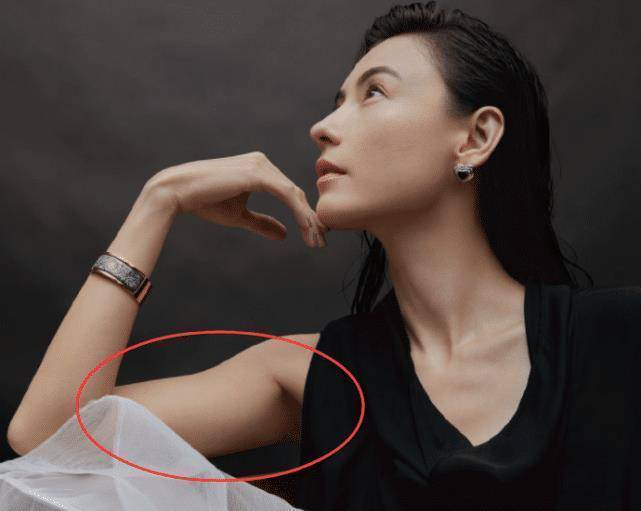 张柏芝穿无袖装拍大片,生图手臂壮实,后期却把肌肉和纹身p掉了