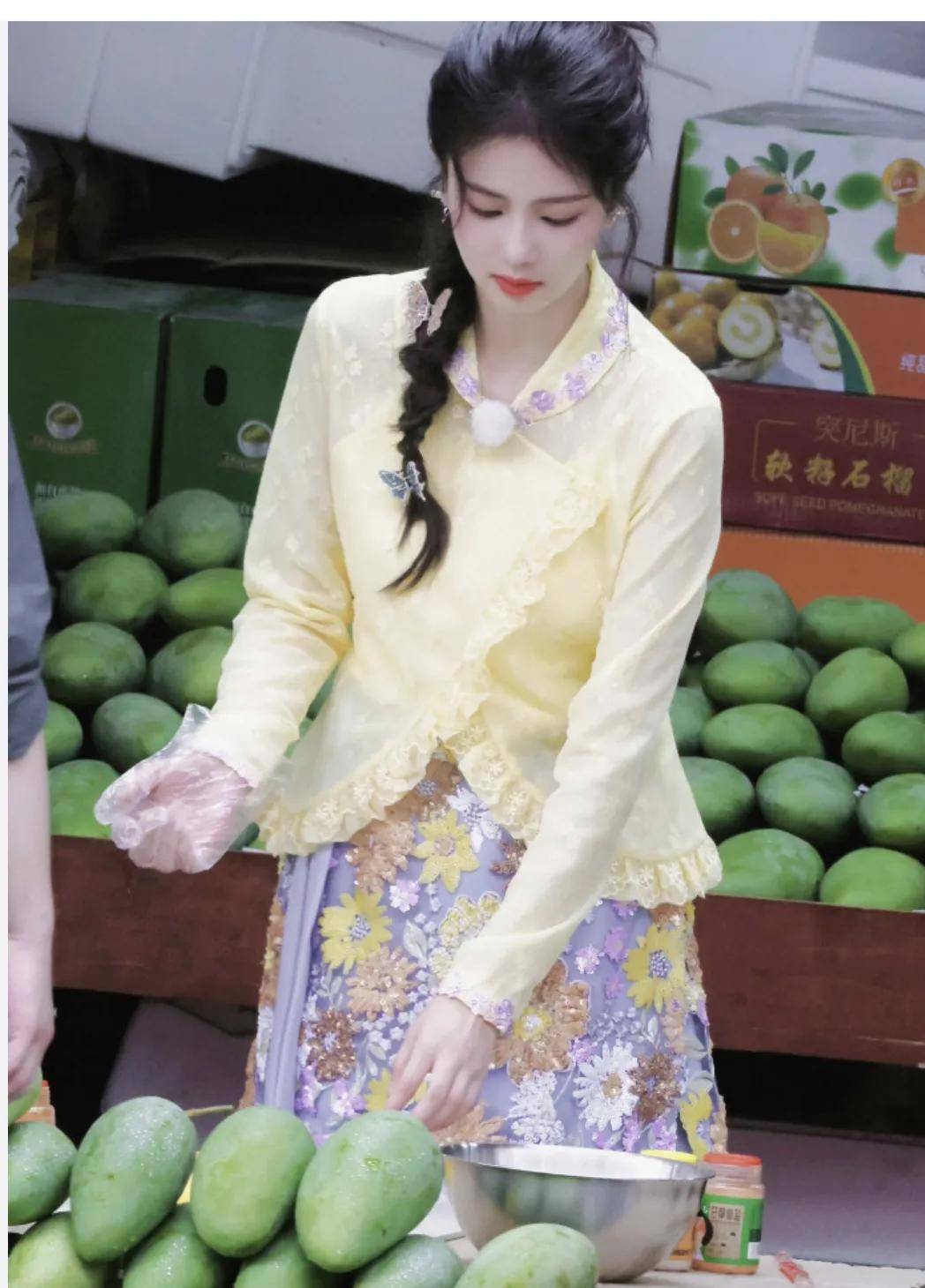 有网友还曝光了刘涛录制节目《奔跑吧》的视频,她和打扮和古风有关