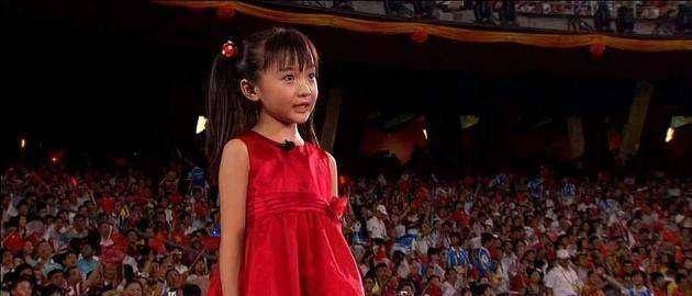 原创19岁林妙可颜值回升,化身韩系美女,与同学合照气场不输