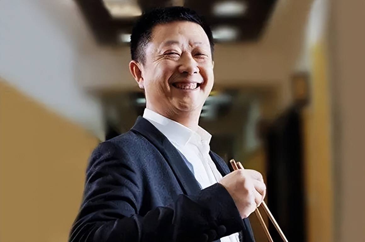 创作者
            开烧烤店今年赚了40多亿元，帮服务生赚数千万，帮好兄弟赚数千万