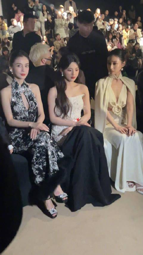 杨颖杨超越同框看秀挽手热聊关系亲密