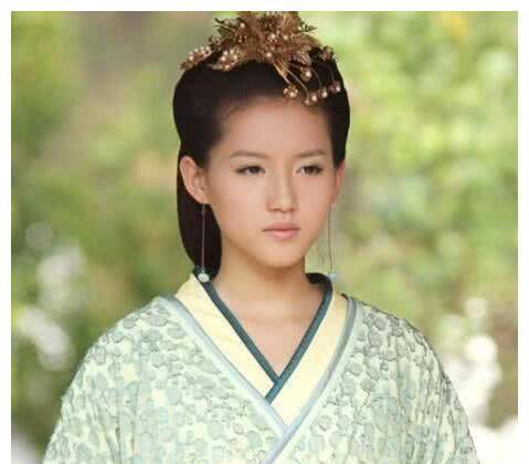 张嫣是刘盈姐姐鲁元公主的女儿,当时其母吕后把持朝政,她为了能够稳固