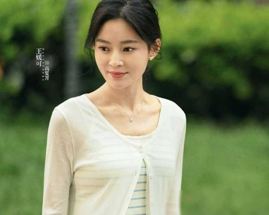 萨日娜毕业6年无戏可拍爆火后丈夫做家庭煮夫把她宠成宝