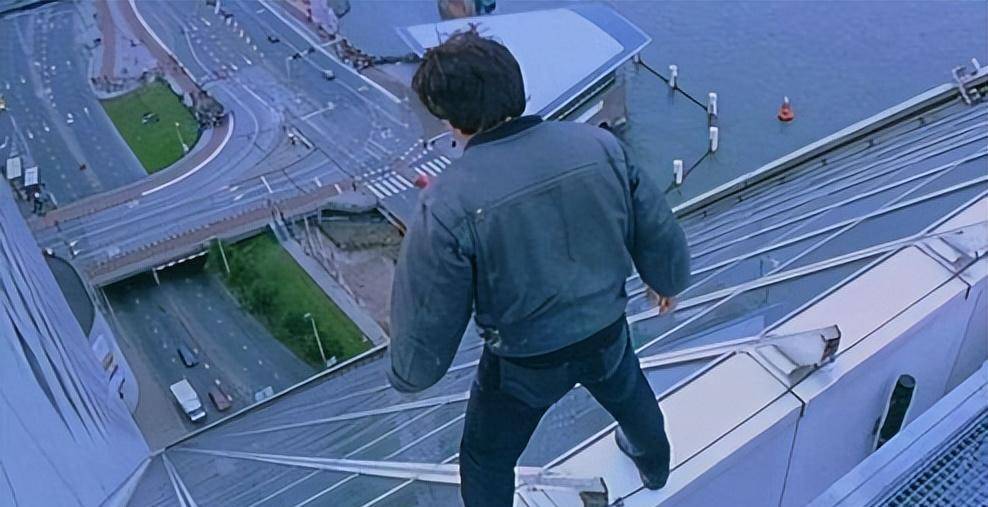 电影史上的15个"玩命"镜头,看后或会心跳加速,手心冒汗_成龙跳_钱嘉乐