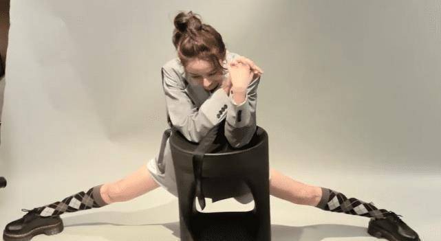 原创热巴拍宣传片秀一字马未p图筷子腿优越自嘲是学姨笑得好傻