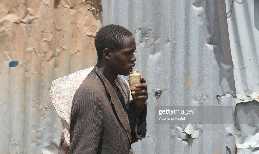末日之城非洲肯尼亚靠吸食胶水续命航天燃油也能嗨上天
