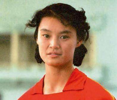 原创女排5连冠功臣周晓兰退役后官至副司长1995年辞官后移居美国
