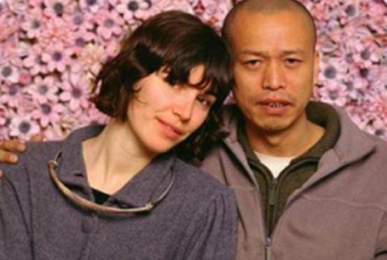 原创艺术家何云昌取出一根肋骨做项链给深爱的5个女人戴上