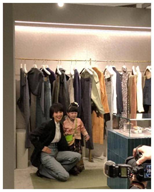 袁泉蹲地上跟小朋友合影自信大笑也没掩饰皱纹这样自然老多好