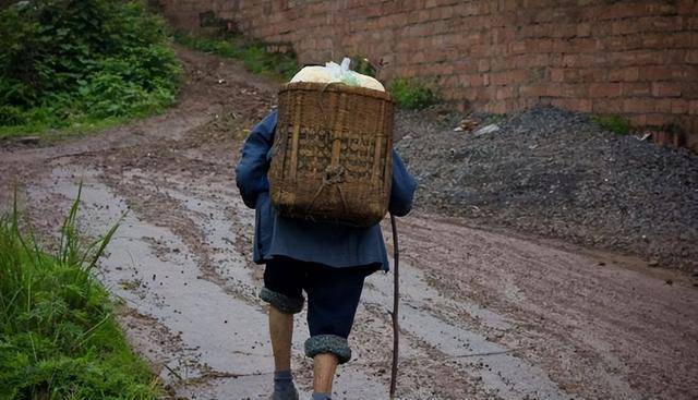 原创天下第一懒汉河南杨锁吃饭靠喂脚不沾地23岁活活饿死