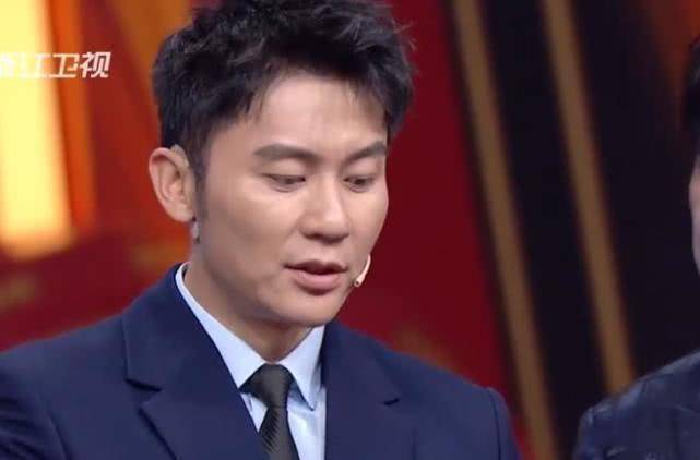 王牌没给关晓彤开滤镜筷子腿白皙脸上肤色却比李晨还显黑