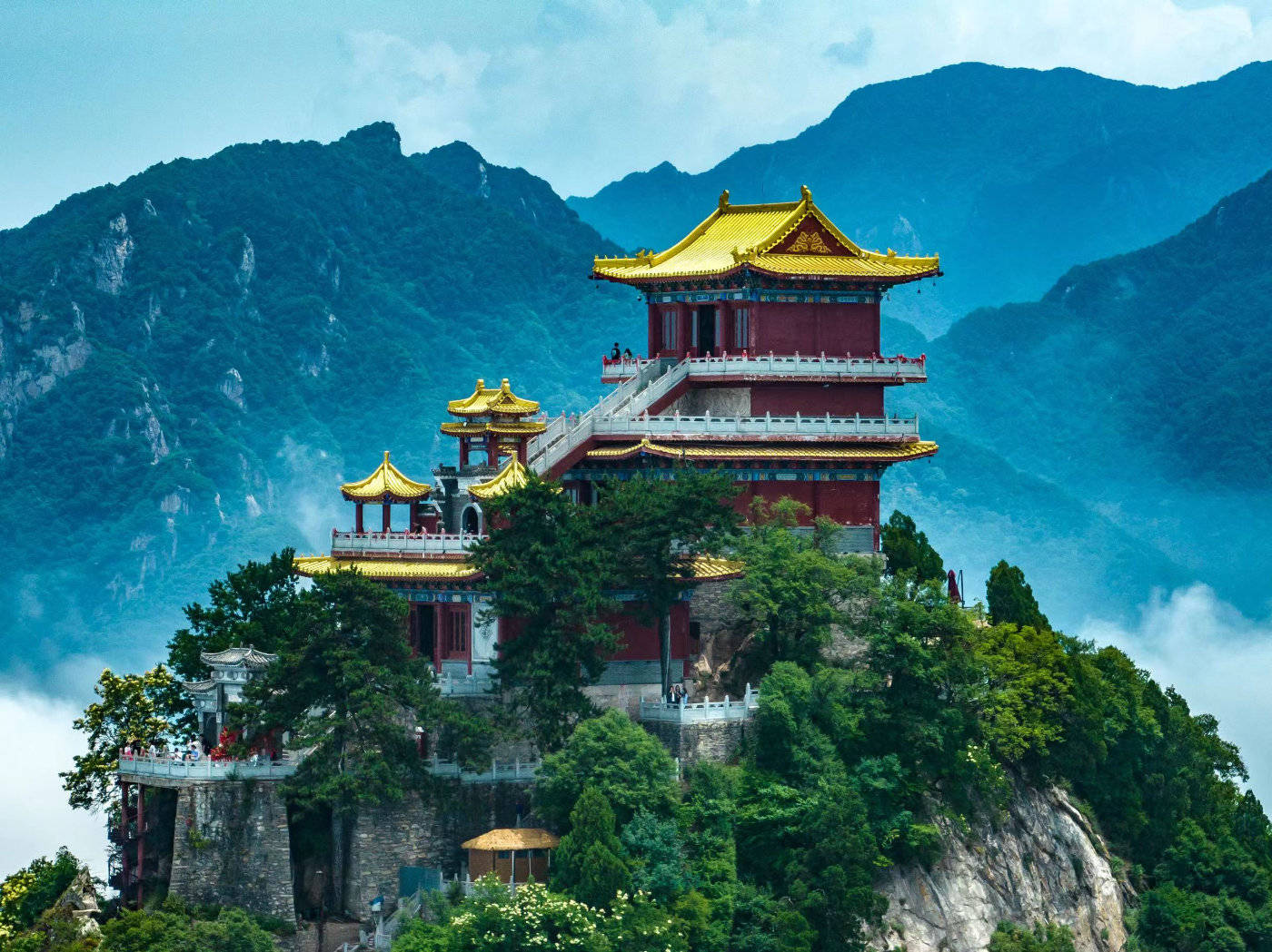 陕西西安着汉服踏山行南五台的春正浓