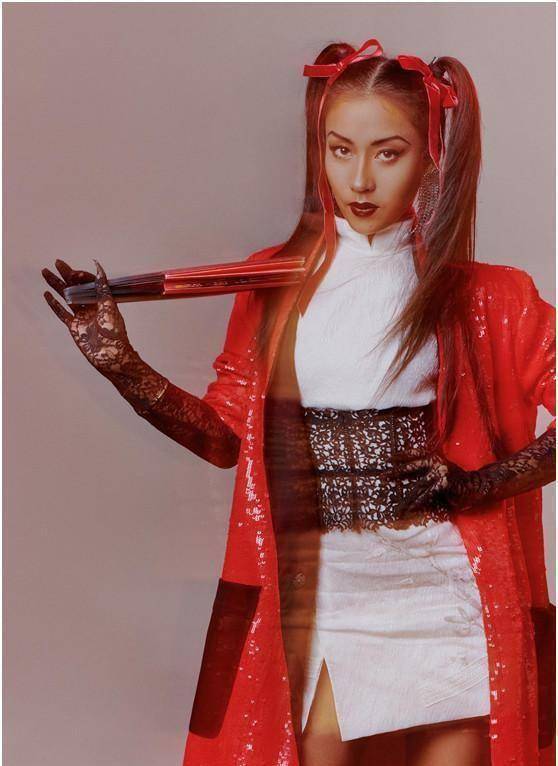 原创31岁吉克隽逸不输时尚界陈志朋,短裙外搭红外套,双马尾太拉风_造