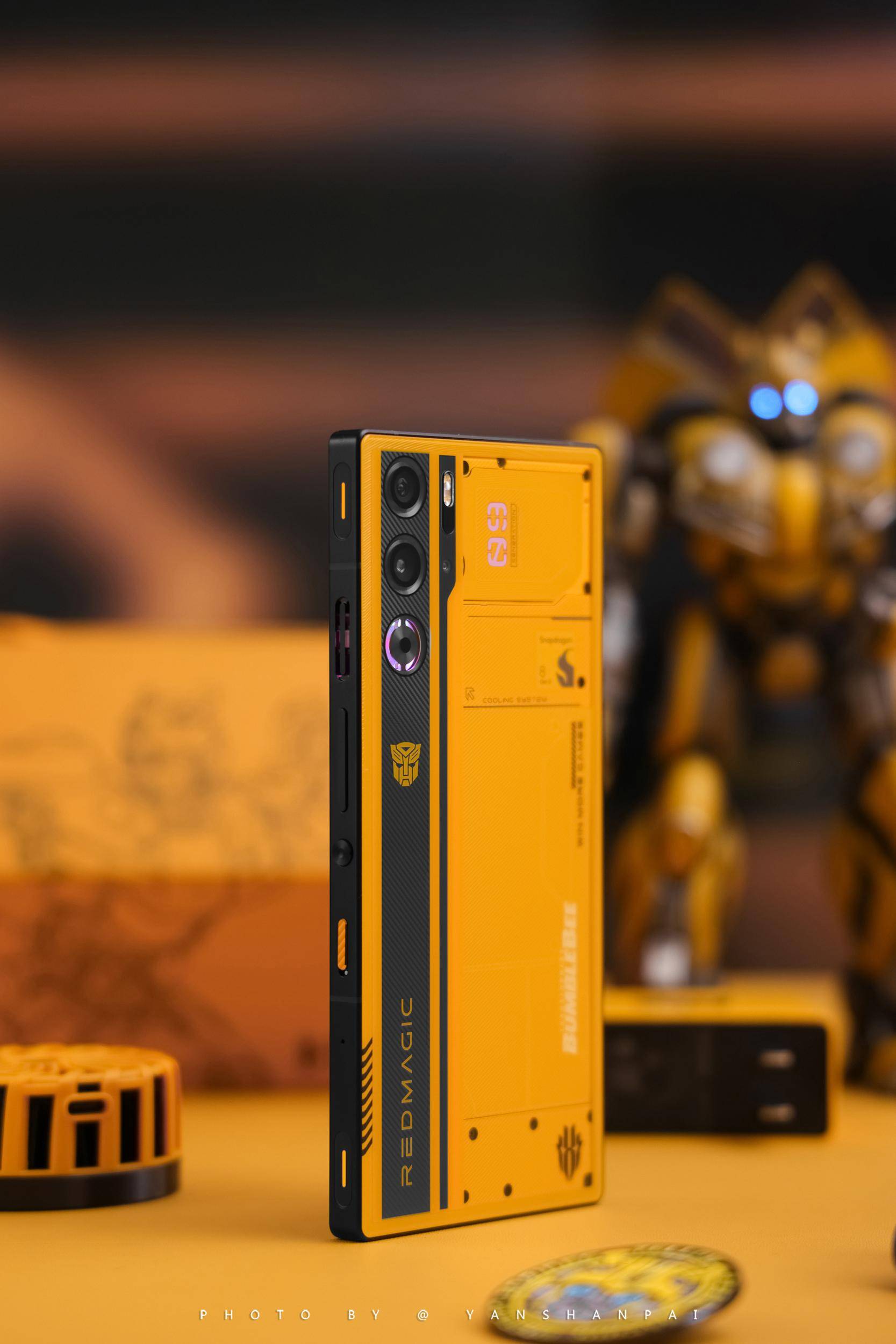 原创红魔9pro大黄蜂限量典藏版上手这变形金刚元素太满了