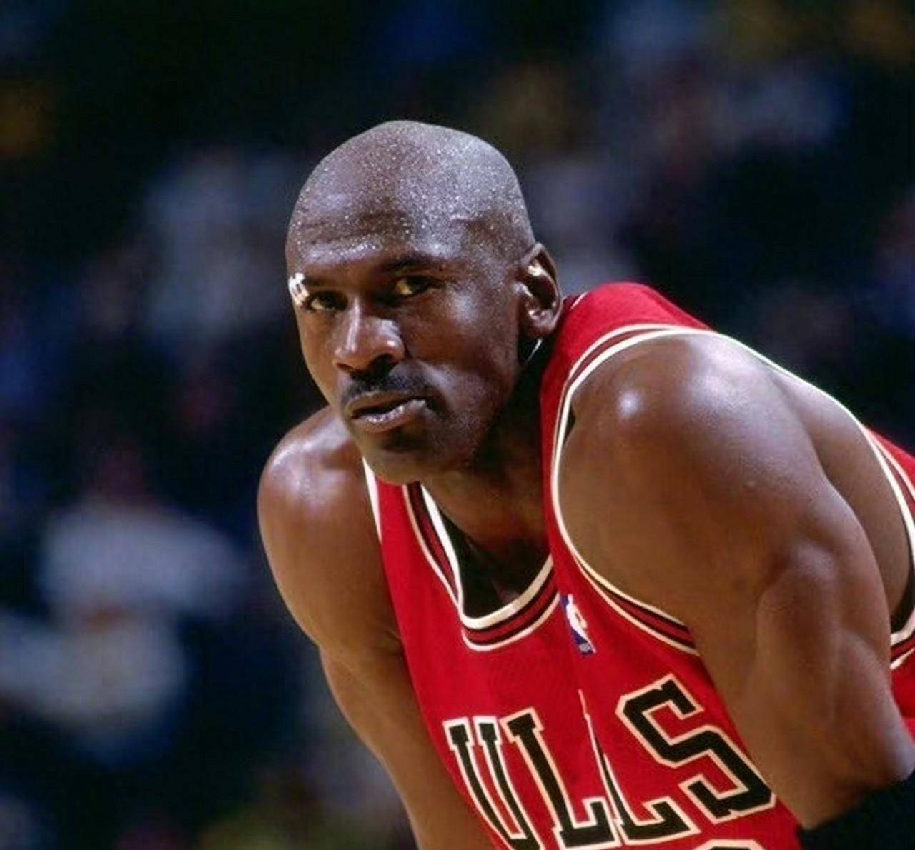 迈克尔·乔丹乔丹被大家公认为nba历史上最伟大的球员之一,他拥有着