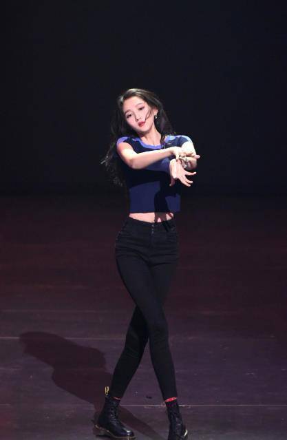 在视频中,关晓彤穿着短款的时尚背心,下身是一件黑色长裤,时尚长裤