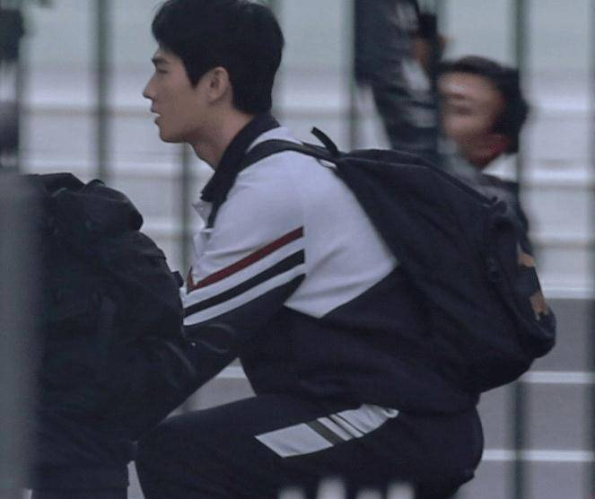 这不,我们先看一下杨洋穿戴蓝白色校服的容貌,按照原著描绘,杨洋是一