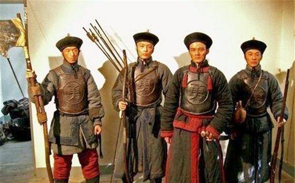 为什么清军胸前有的是兵字有的却是勇字