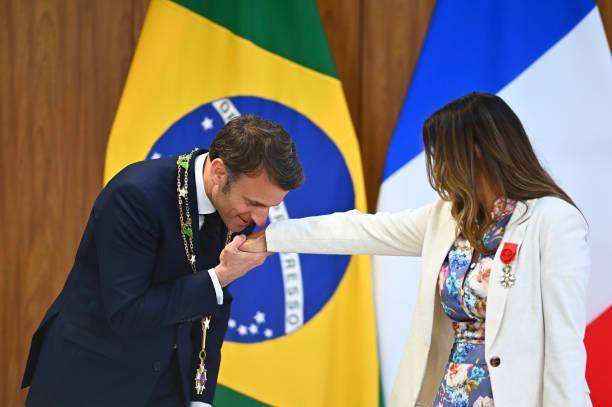 原创马克龙在巴西对第一夫人过分热情吻面礼还吻手卢拉夫人很惊艳