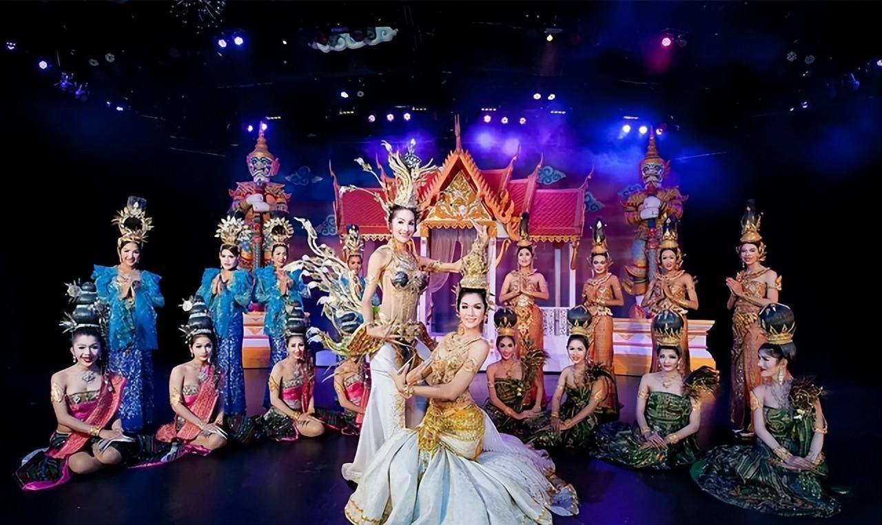 2015年中国富豪花500万娶比自己小9岁人妖无法生育也不离不弃