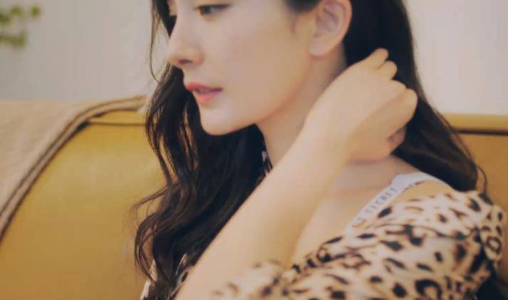 原创杨幂又换风格了穿轻熟气质外套尽显33岁韵味高级感十足