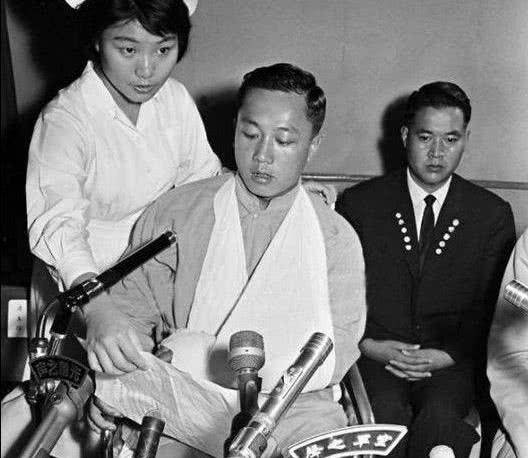 原创此人开战斗机叛逃台湾换三任老婆26年后回家探亲被抓捕