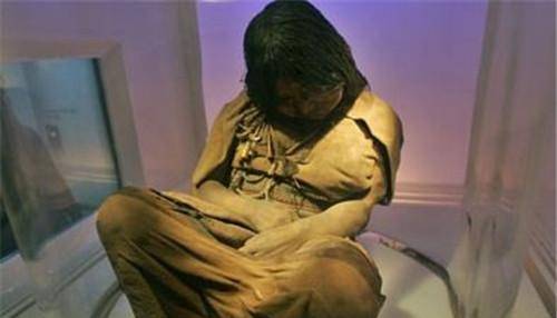 康纳德是奥地利著名的冰冻木乃伊研究者,在给这个小女孩木乃伊取名为