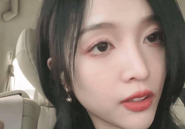 原创吴宣仪换发型开心自拍下巴越来越尖引热议锥子脸认真的