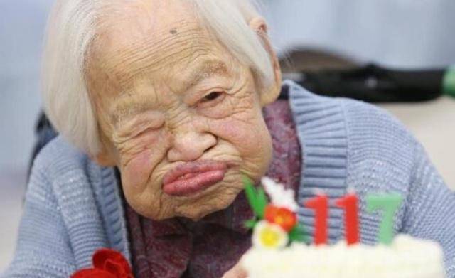 世界上最长寿的老人跨越3个世纪采访秘诀说了5个字有点尴尬