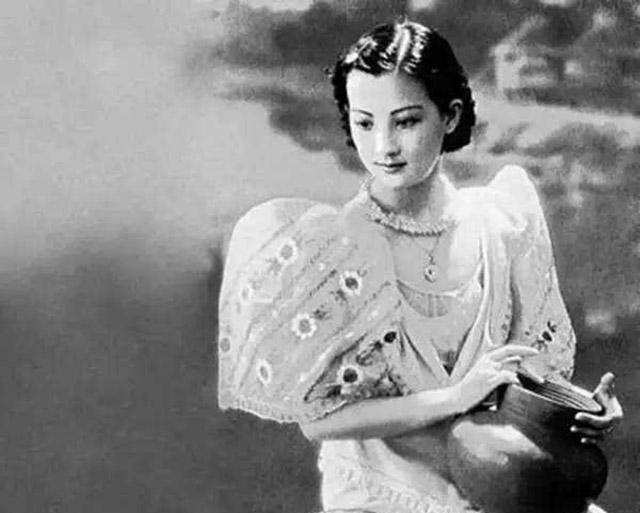 不仅《夜上海》这首歌在民国的上海轰动一时,它的原唱周璇更是因此