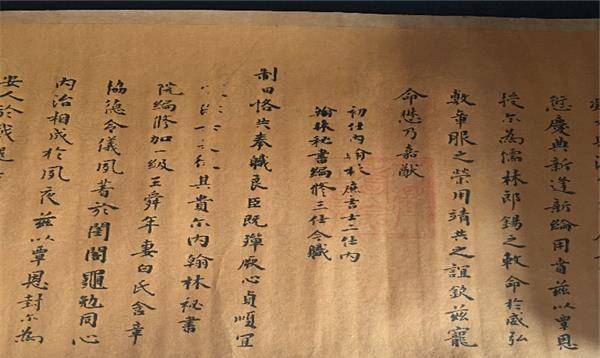 家传圣旨在展览被弄丢两道,将专家告上法庭,法官:两方平摊18万_张振华