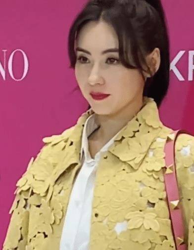 原创40岁张柏芝现身商场脸上一条褶子也没有未p图膝盖都是肌肉