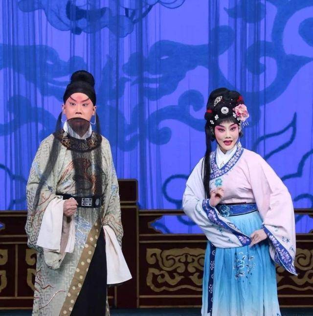 北京京剧院朱虹和张凯的《马前泼水》很不错,但是不如李晓兰版本