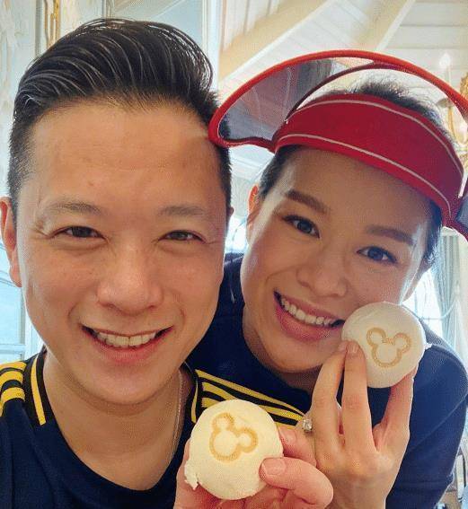 戴婚戒秀恩爱,4岁儿子又帅又萌,坐在婴儿车里睡着了_婆婆_老公_孩子