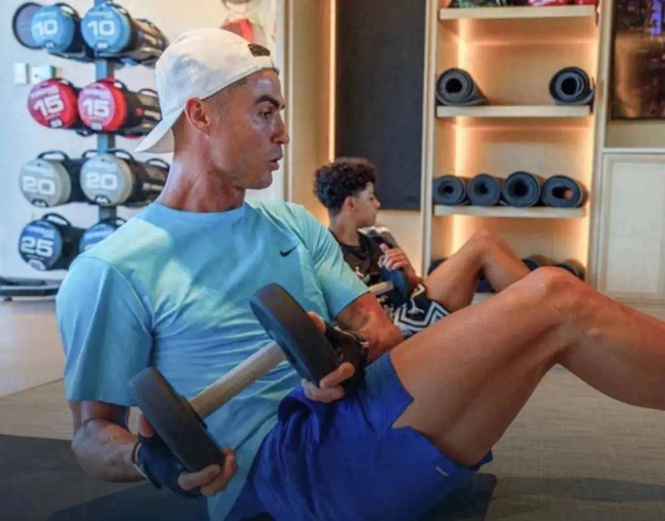 原创c罗父子同框训练温馨画面彰显足球传承之美