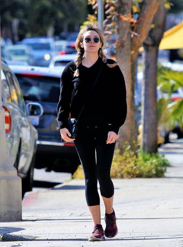 原创31岁奥妹伊丽莎白奥尔森近照双马尾纯素颜婉如18岁少女