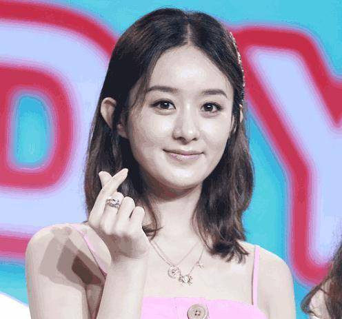 不过整体而言,这样的赵丽颖比心的时候,还是看起来比较可爱的.