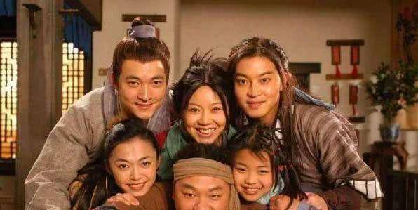 原创原创27岁的莫小贝颜值逆袭曾被吐槽最丑童星如今满脸奢华