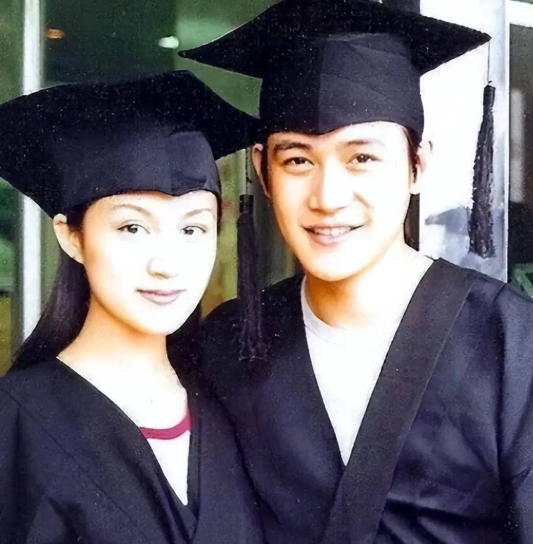 原创在小区拍到陆毅夫妻他穿西装成五短身材鲍蕾素颜就是中年大婶