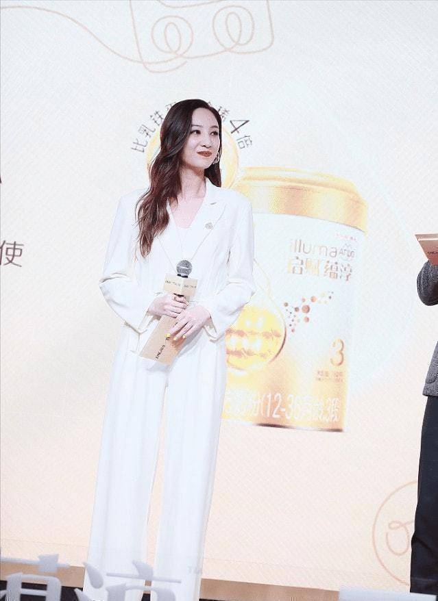 原创郑希怡穿搭也太洋气穿牛仔裤开叉到大腿时髦不说还显腿长