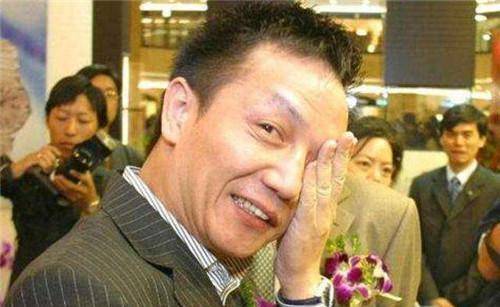 从棚户区地痞到上海首富,坐牢嫌热的他,自掏腰包给监狱装空调_周正毅