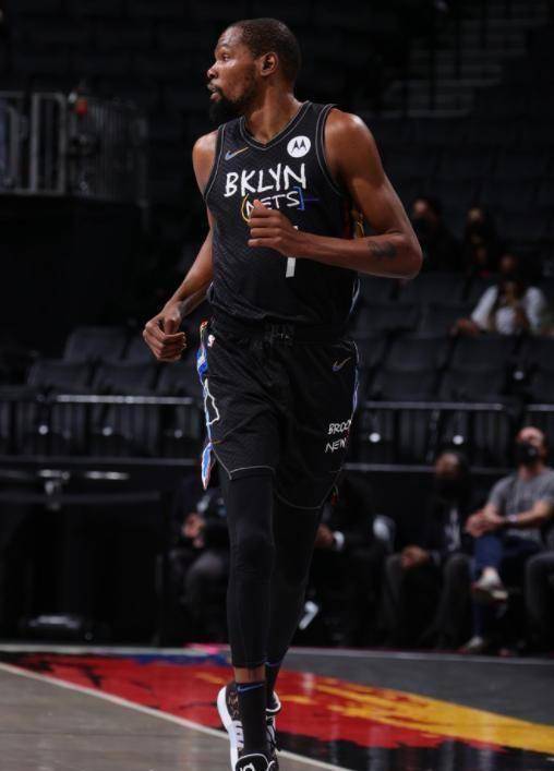 德拉蒙德勾手打进后,欧文三分命中,但是湖人又连续得分,很快就领先11