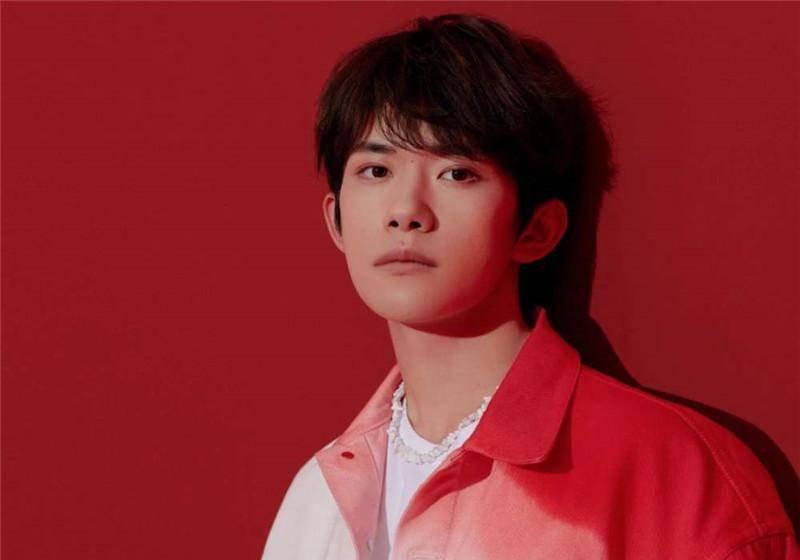 而易烊千玺所饰演的角色与电影的角色年龄相仿,为了更好的去还原,易烊