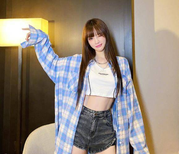 原创李小璐母女同框纸片人身材引热议7岁甜馨也是竹竿腿