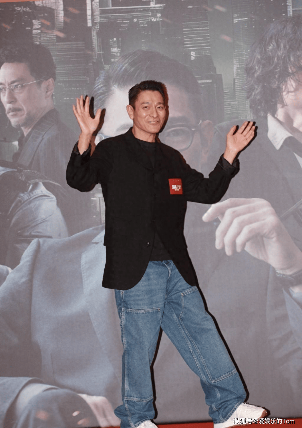 原创刘德华成龙已经60多岁了看着他满头白发网友感叹时光飞逝