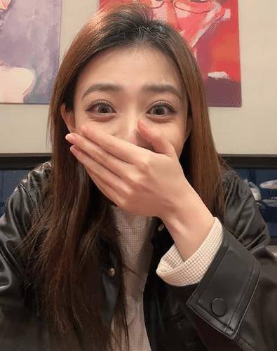 徐璐曾晒过自己纯素颜的模样,五官底子优越,那时候她的脸型还没那么瘦