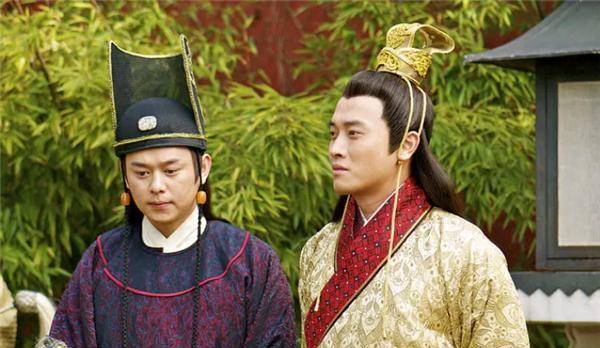 皇帝梳头时感叹没儿子,太监突然跪下:您儿子就在冷宫,快6岁了_朱见深