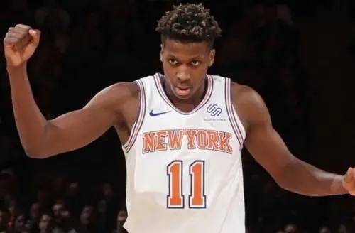 尼利基纳他的身高和身体素质使他成为一名出色的防守球员