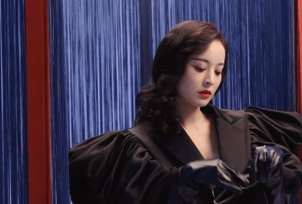 原创娜扎新戏杀青后拍广告一身黑衣再现女王范不用滤镜白到发光